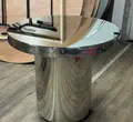 Стол для торта круглый серебряной с зеркальной столешницей  - Фото миниатюра 2